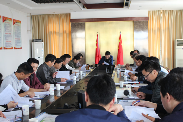 复件 威风公司党员在集中学习.jpg