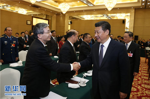 2015年3月4日,中共中央总书记、国家主席、中央军委主席习近平看望出席全国政协十二届三次会议的民革、台盟、台联委员,听取委员们的意见和建议,并发表重要讲话。新华社记者 鞠鹏 摄